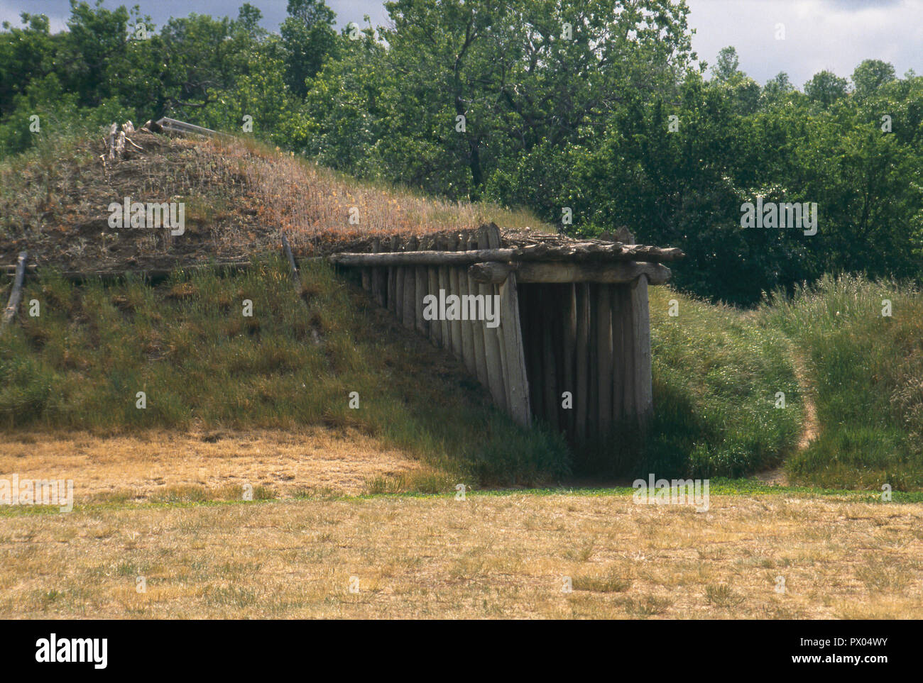 Rekonstruierte Mandan Earth Lodge bei Auf-EIN-Slant Indian Village auf Missouri River, North Dakota. Foto Stockfoto
