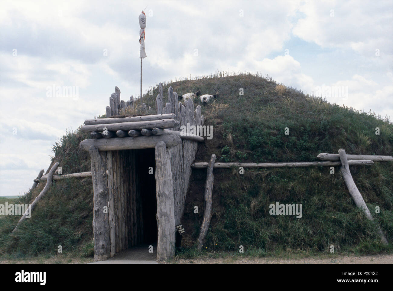 Rekonstruierte Mandan und Hidatsa Earth Lodge, Messer Fluss indischen Dörfern National Historic Site, North Dakota. Foto Stockfoto