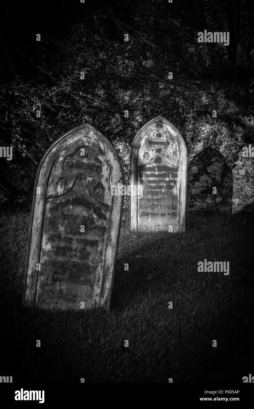 Monochromatische Blick auf dem Kirchhof von St. aldhelm's, Bishopstrow, Warminster, Wiltshire, UK. Stockfoto