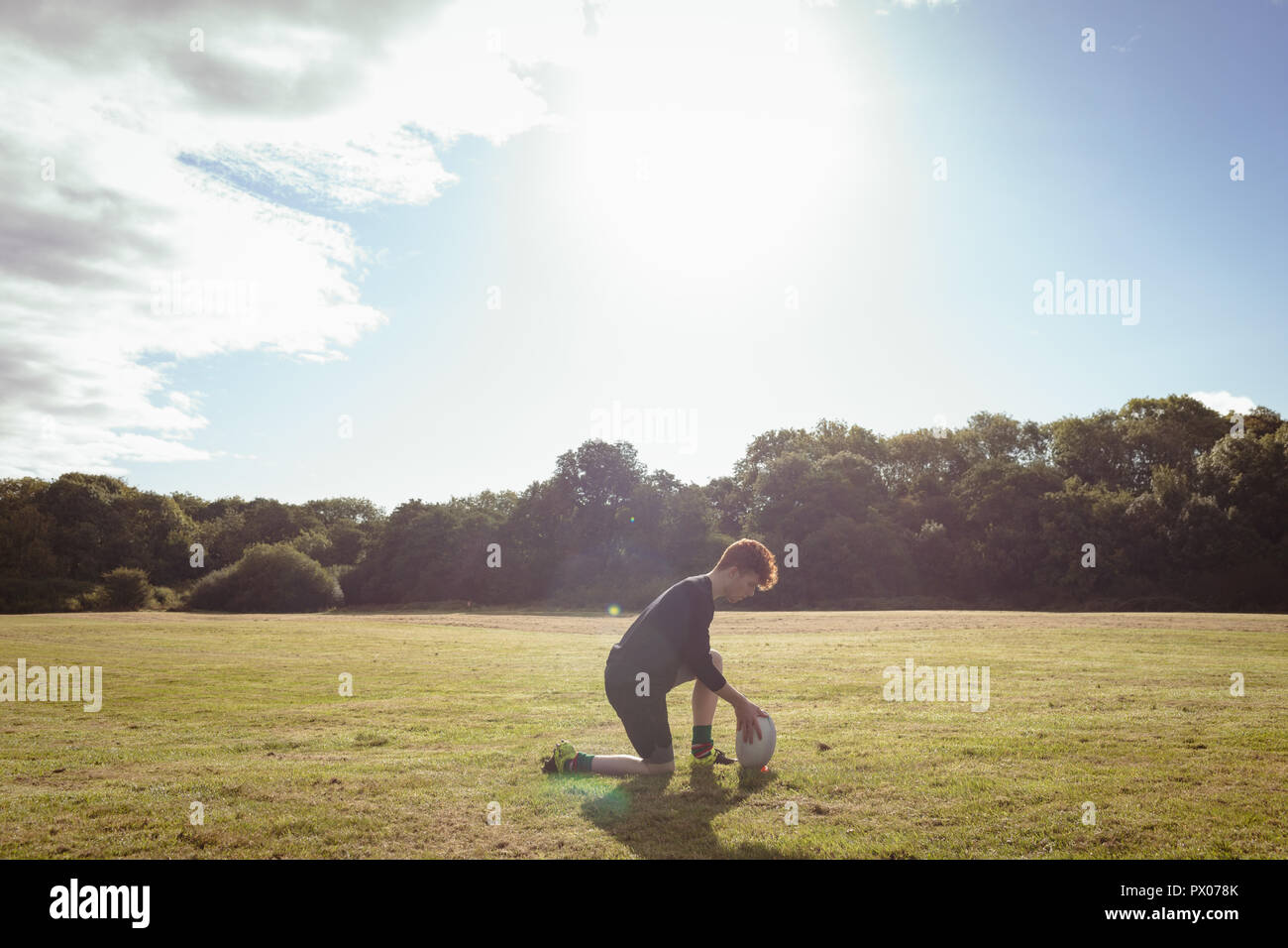Rugby Spieler, Rugby Ball in das Feld Stockfoto