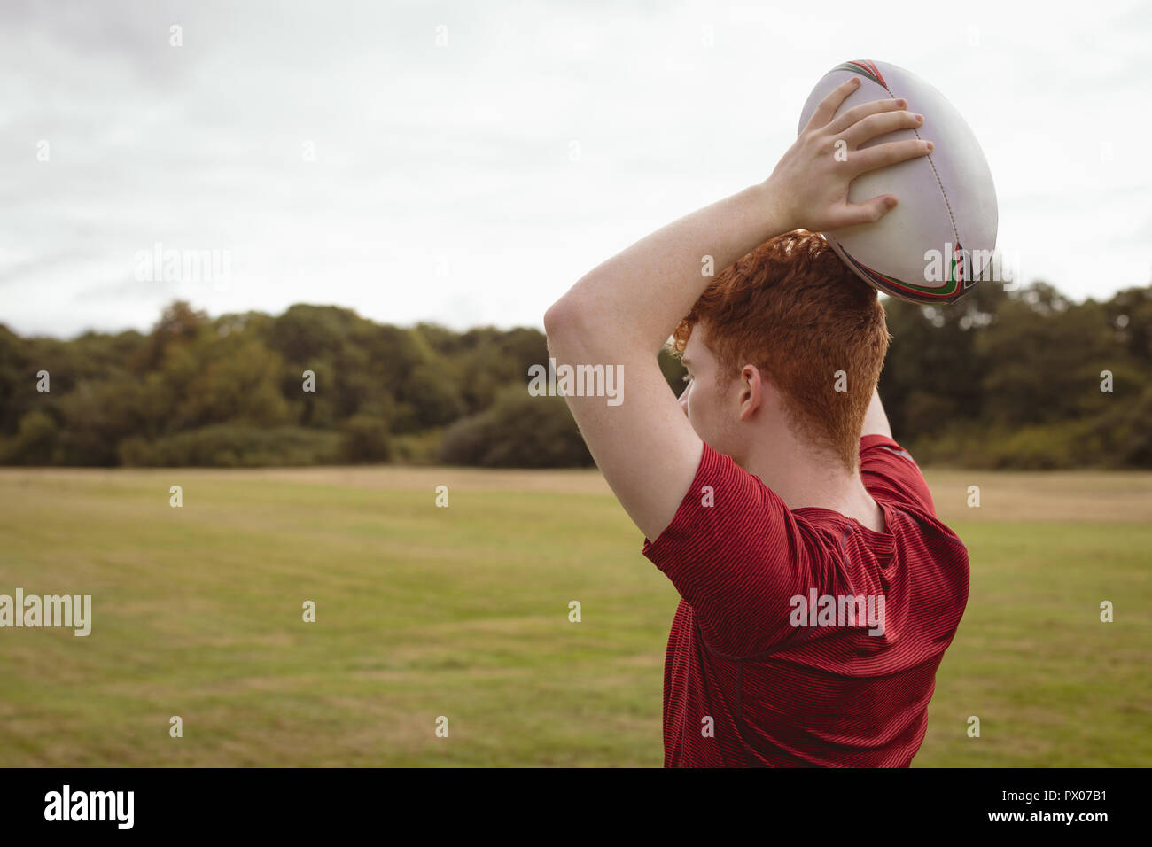 Rugby Spieler bereit, Rugby Ball im Feld zu werfen Stockfoto