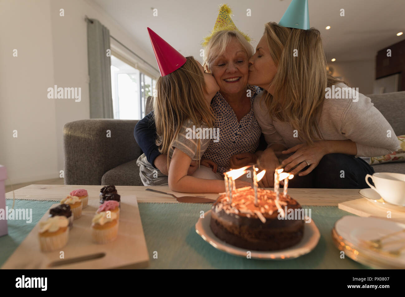 Multi-Generation, Familie feiert Geburtstag im Wohnzimmer Stockfoto