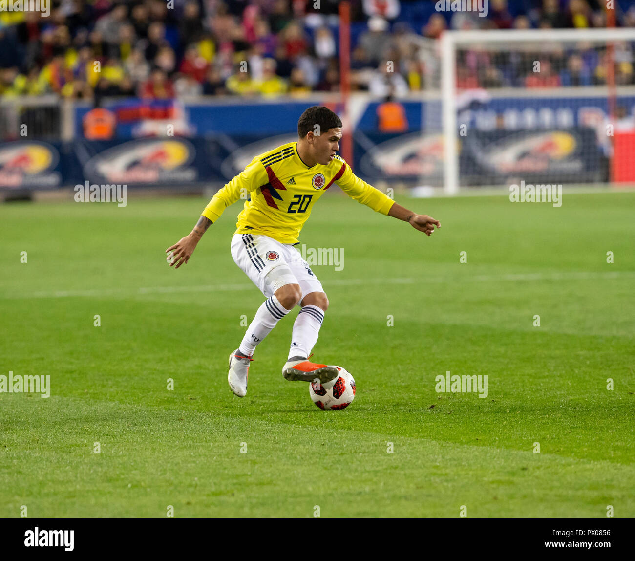 Harrison, NJ - 16. Oktober 2018: Juan Fernando Quintero (20) von Kolumbien steuert Kugel während der freundliche Fußball-Spiel zwischen Costa Rica und Kolumbien bei Red Bull Arena Kolumbien gewann 3 - 1 Stockfoto