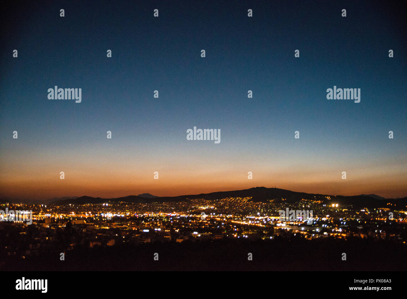 Die herrliche Aussicht auf Athen von den Lycabettus Hügel bei Nacht, Griechenland einen Platz an zu reisen und wunderbare Orte Stockfoto