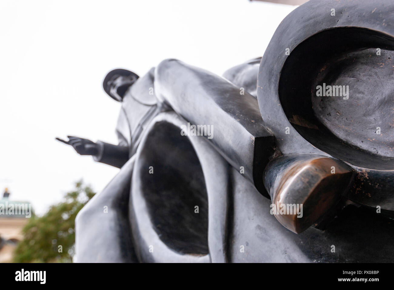 Franz Kafka Denkmal, Skulptur des Künstlers Jaroslav Róna, Vězeňská Straße im jüdischen Viertel von Prag, tschechische Republik. Stockfoto