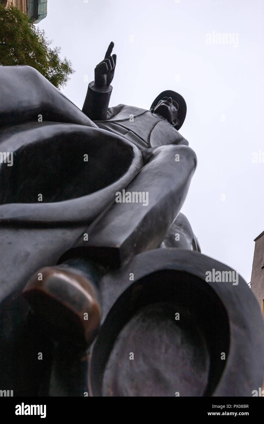 Franz Kafka Denkmal, Skulptur des Künstlers Jaroslav Róna, Vězeňská Straße im jüdischen Viertel von Prag, tschechische Republik. Stockfoto