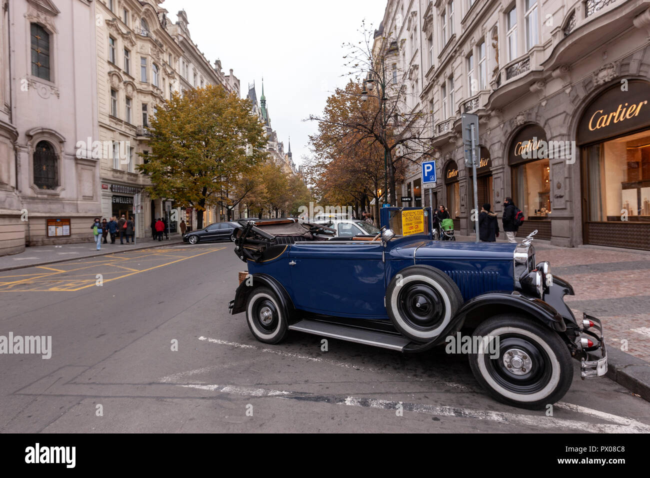 Oldtimer cabrio Packard/Auto in Pařížská Straße vor Cartier, Prag, Tschechische Republik. Stockfoto