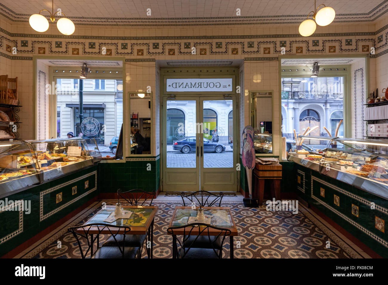 Innenraum der Au Gourmand, böhmische Art Deco, Bäckereien in Dlouha 614/10, Prag, Tschechische Republik. Stockfoto