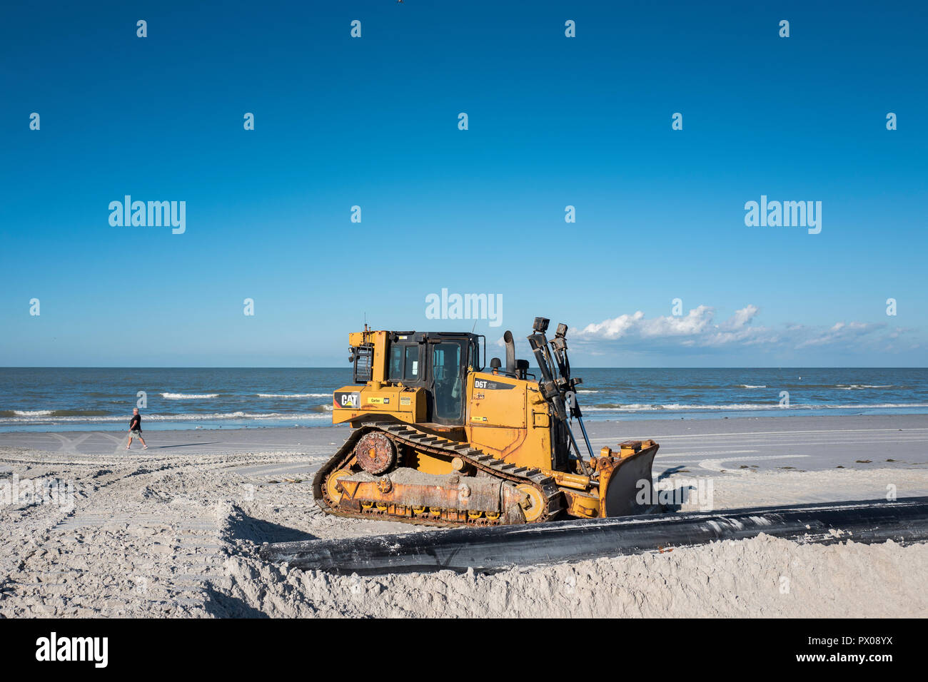 Redington Beach, Pinellas County, Florida, USA., 12. Oktober 2018, Bulldozer, bei der Arbeit am Strand die Auffüllung der North Redington Beach Stockfoto