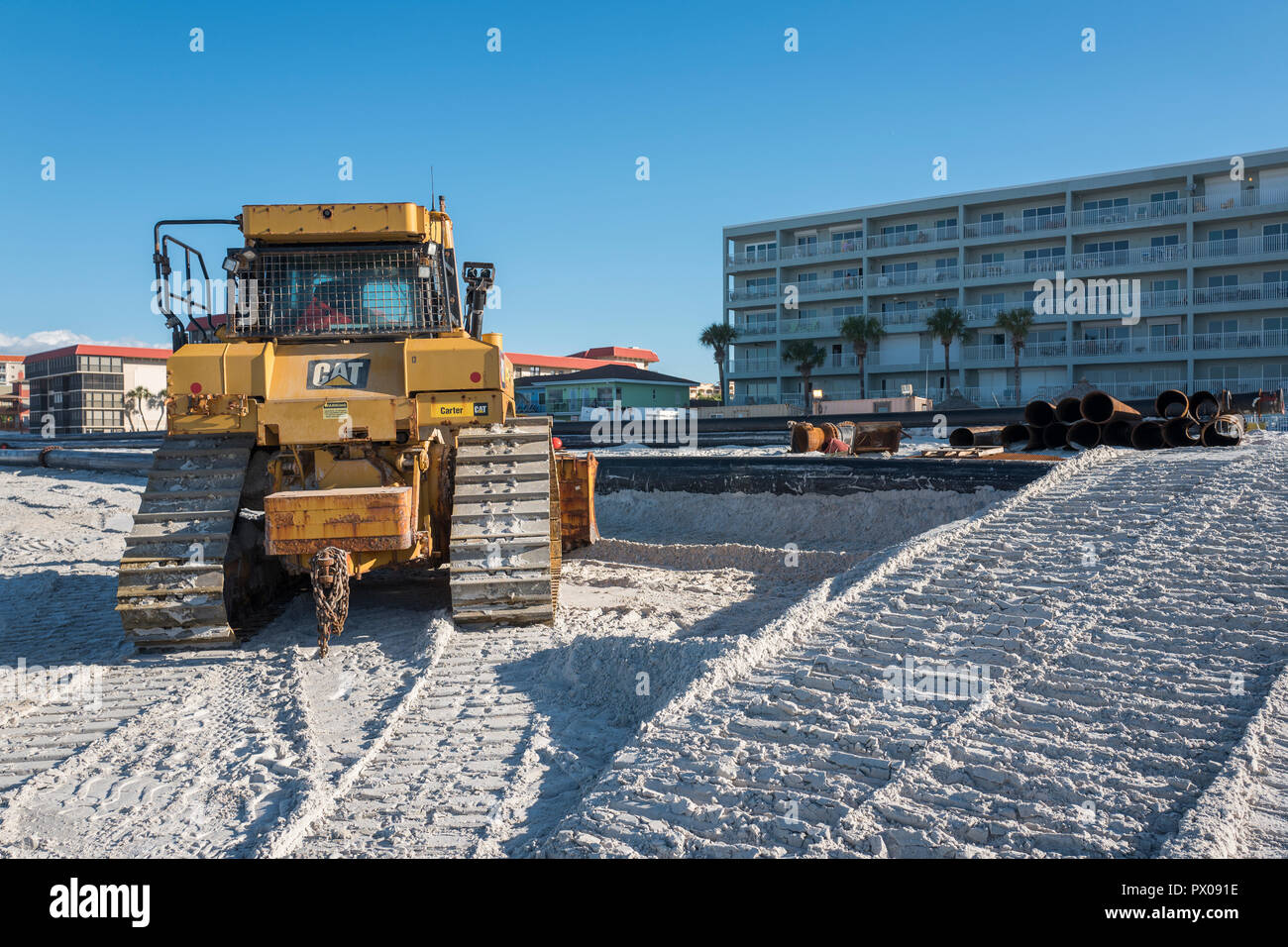 Redington Beach, Pinellias County, Florida, USA., 12. Oktober 2018, Bulldozer bei der Arbeit am Strand die Auffüllung der North Redington Beach Stockfoto