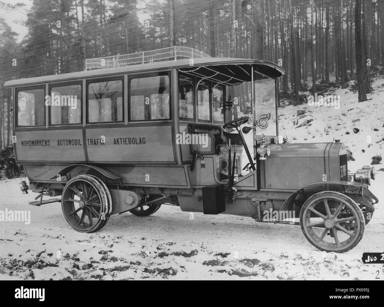 Bus im Winter 1911. Die schwedische Busunternehmen Scania Vabis Bus der Omnibus Nordmarksbussen an einem verschneiten Wintertag. Der Bus hatte massive Eisen sind, Gummiräder und wurde mit einem Kettenantrieb auf die Hinterräder angetrieben. Schweden 1911 Stockfoto