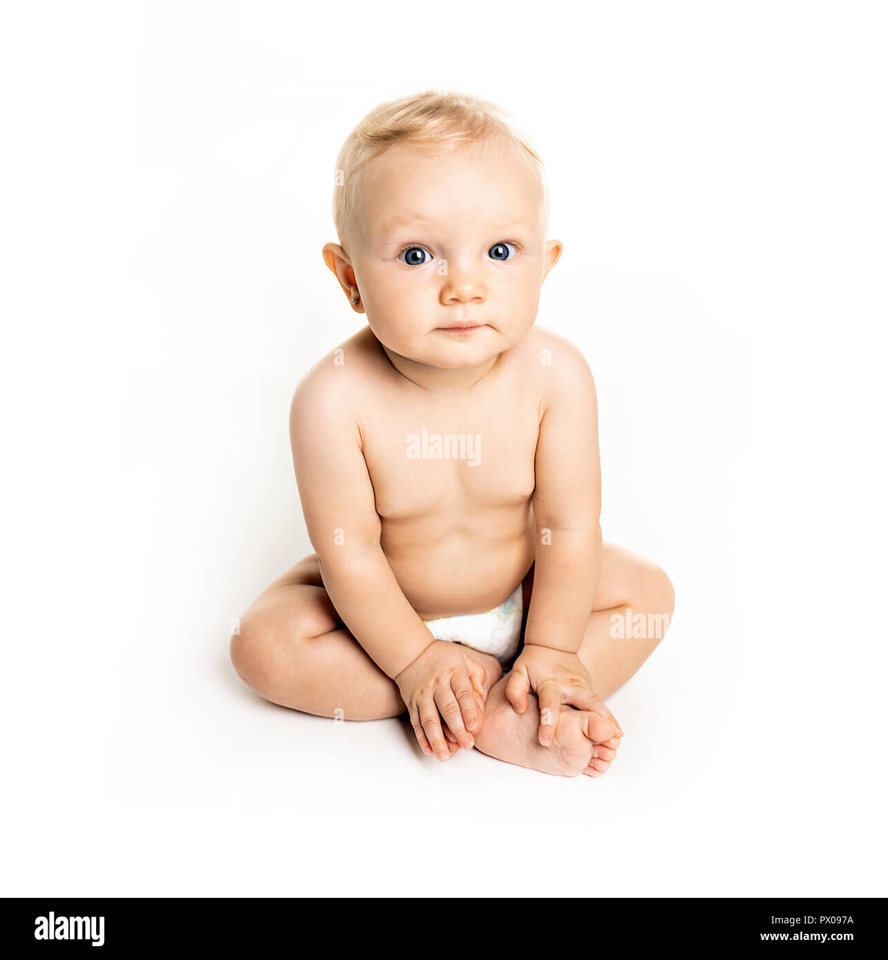 Ein sechs Monate altes Baby, sitzen auf dem Boden Stockfoto
