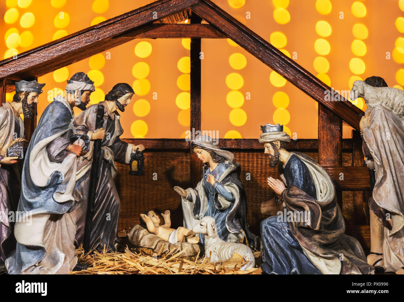 Weihnachten Krippe mit Figuren wie Jesus, Maria, Josef, Schafe und Sterndeuter. Stockfoto