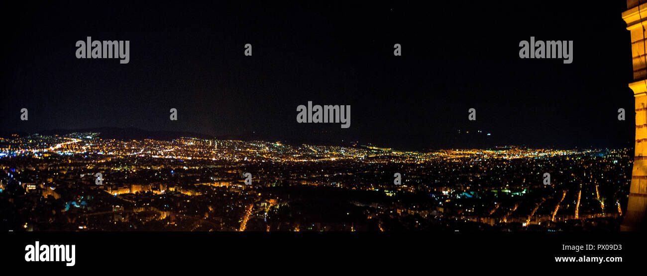 Die herrliche Aussicht auf Athen von den Lycabettus Hügel bei Nacht, Griechenland einen Platz an zu reisen und wunderbare Orte Stockfoto