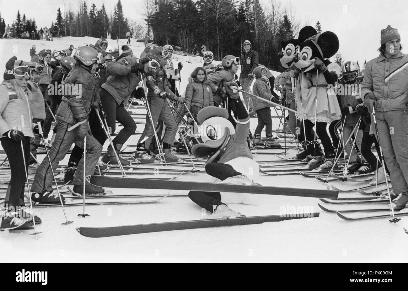 Skifahren 1970. Donald Duck, Mickey und Minnie Mouse bewirten ein Kinder Skifahren Event 1976. Schweden Stockfoto