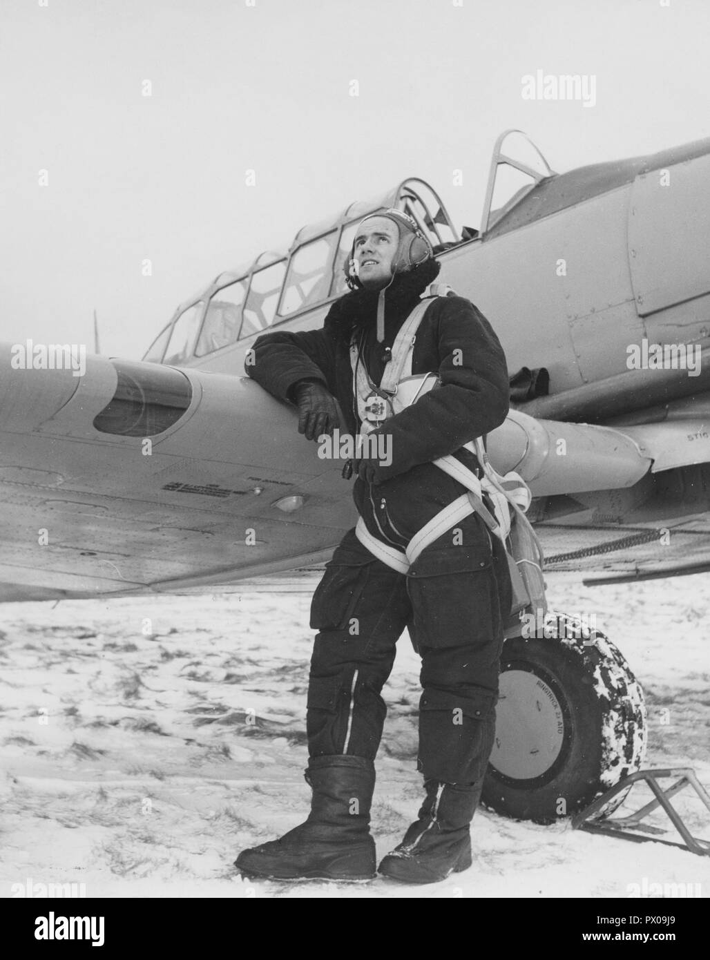 Pilot in den 1950er Jahren Ein schwedischer Militärpilot neben seinem Flugzeug an einem Wintertag. Schweden 1950. Stockfoto