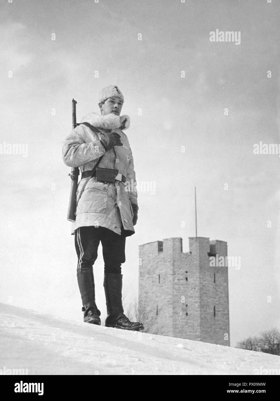 Schwedische Armee während des Zweiten Weltkriegs. Ein Soldat steht auf Guard außerhalb der schwedischen Stadt Visby auf der Insel Gotland. Schweden März 1940 Stockfoto
