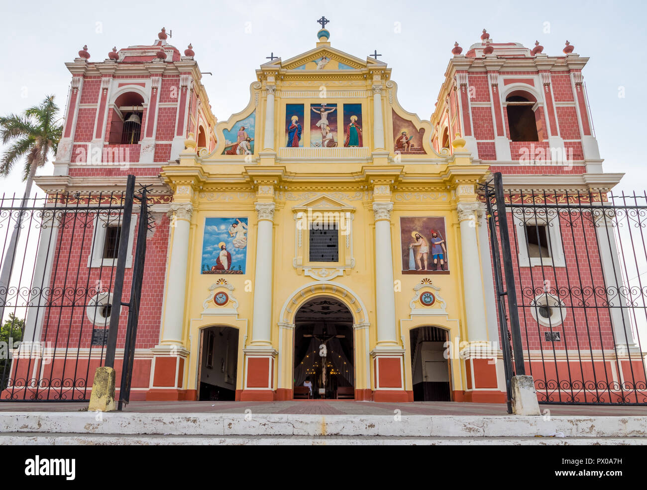 Fassade der Kalvarienberg Kirche in León, Nicaragua, Mittelamerika Stockfoto Fassade der Kalvarienberg Kirche in León, Nicaragua, Mittelamerika Stockfoto