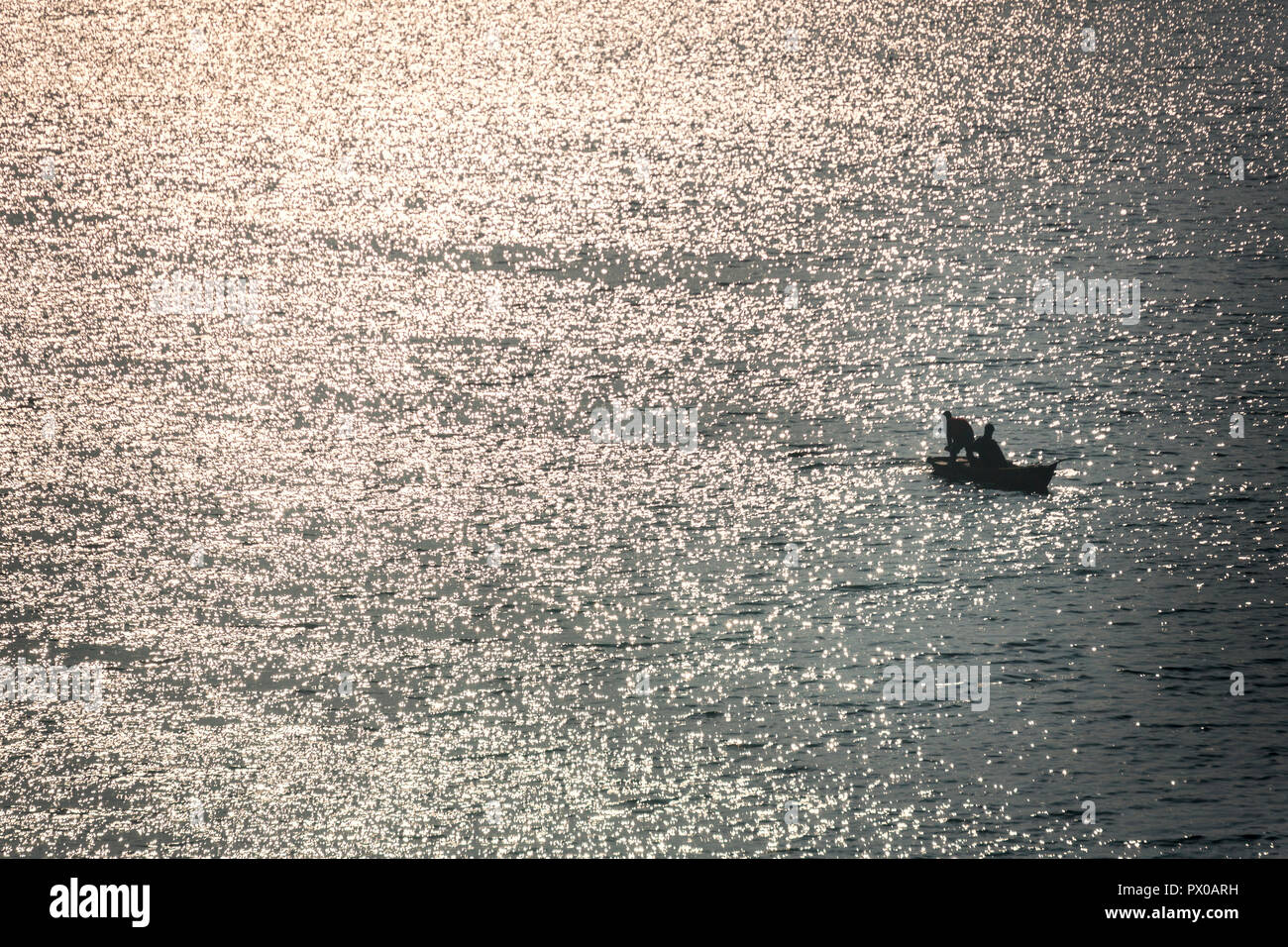 Zwei Männer bei Tagesanbruch auf Bara Pani See, Siloah, Meghalaya, Indien Stockfoto