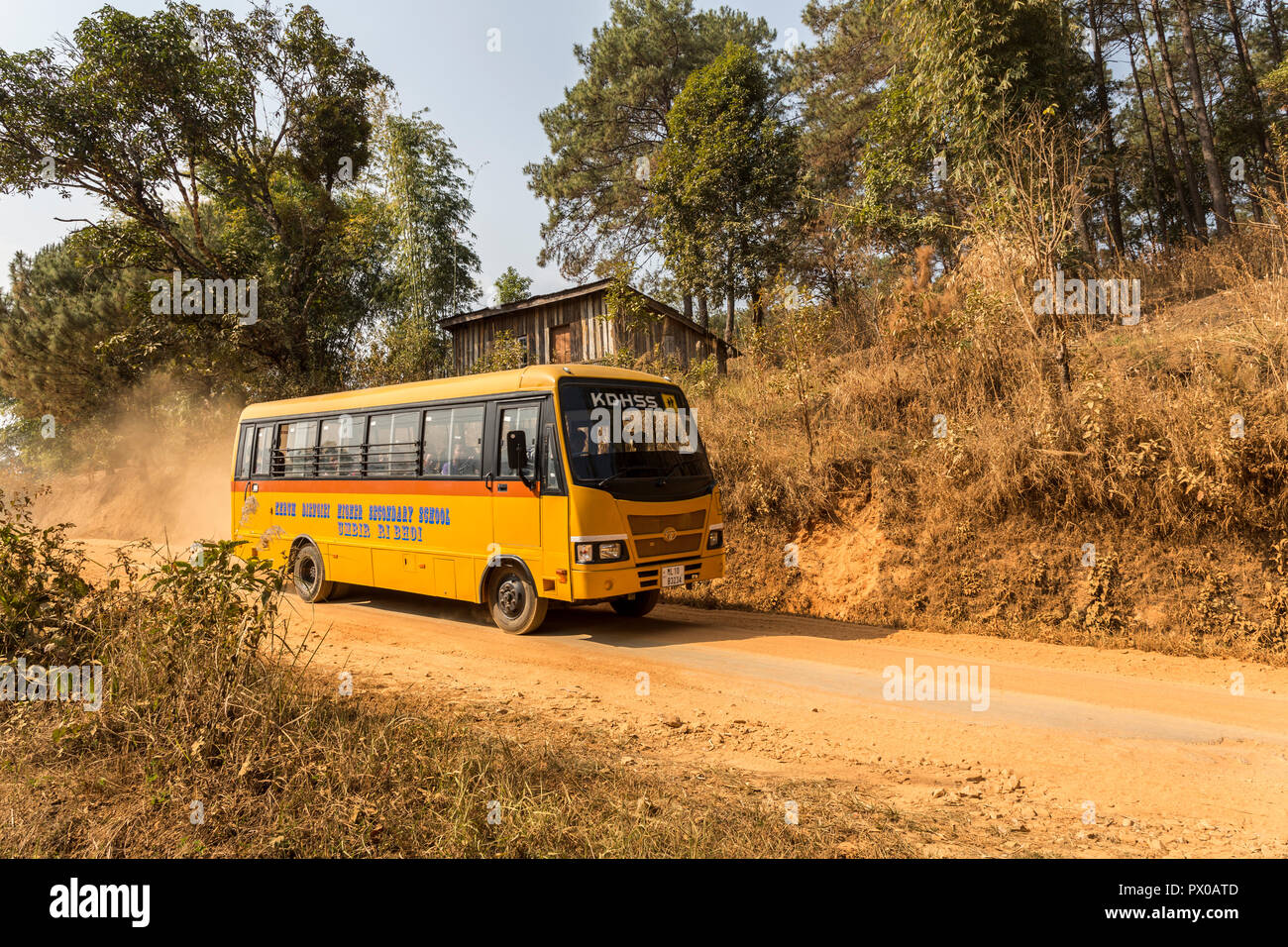 School Bus in der Nähe von Shillong, Meghalaya, Indien Stockfoto