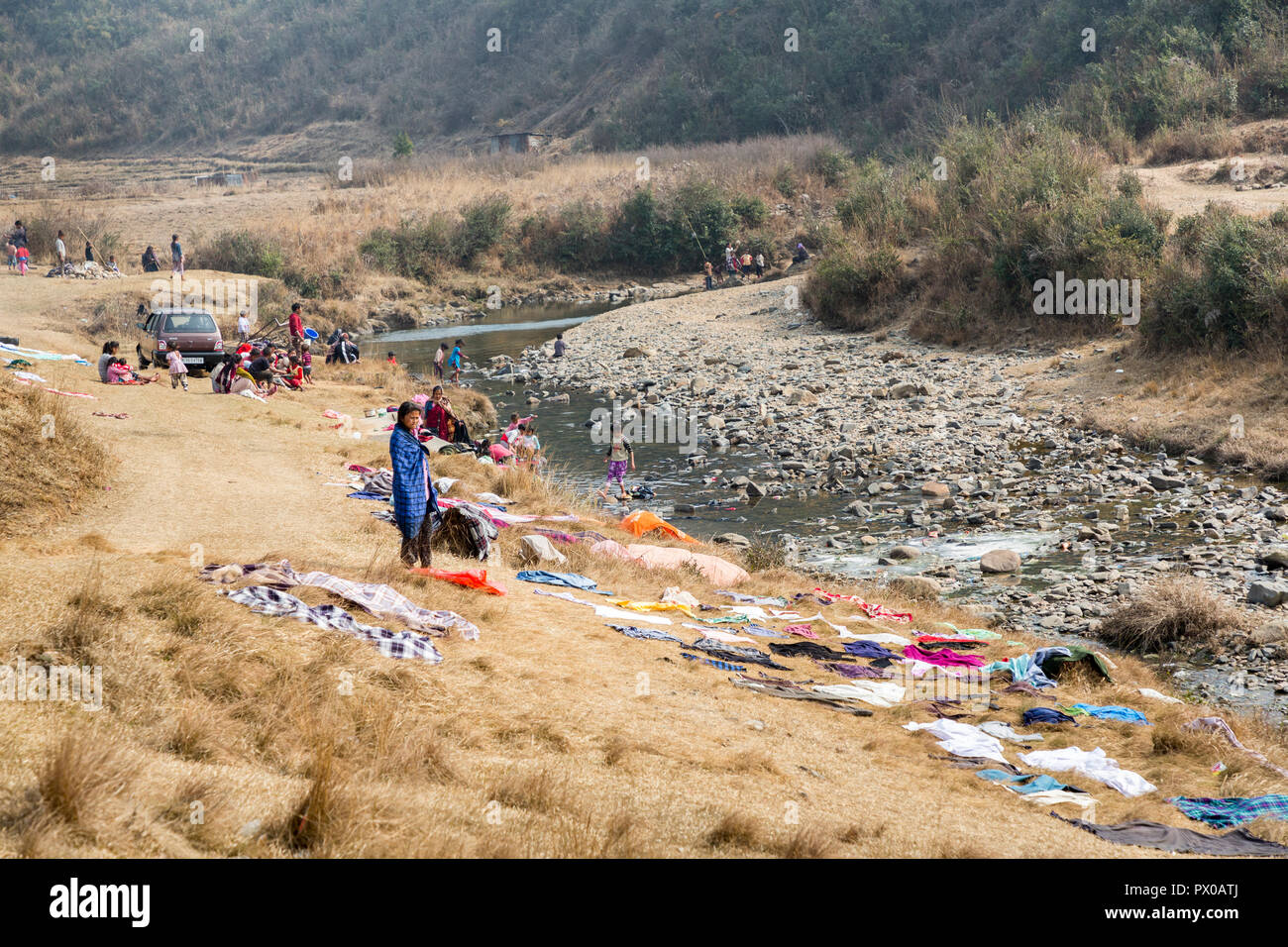 Waschen und Trocknen von Kleidung in Fluss, Meghalaya, Indien Stockfoto