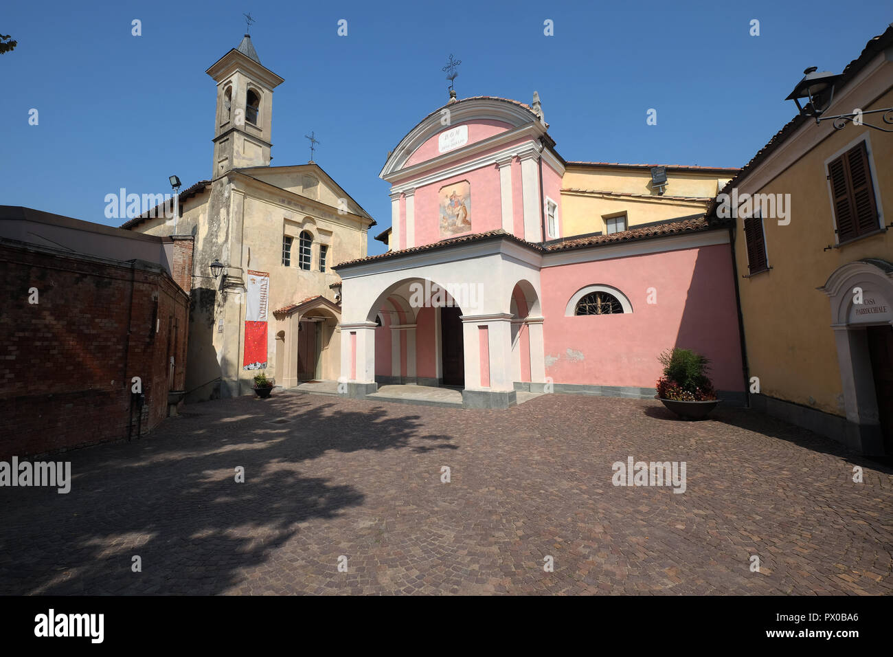 Dämmerung über der Biblioteca Marchionale und Chiesa di Barolo, Barolo, Piemont, Italien Stockfoto