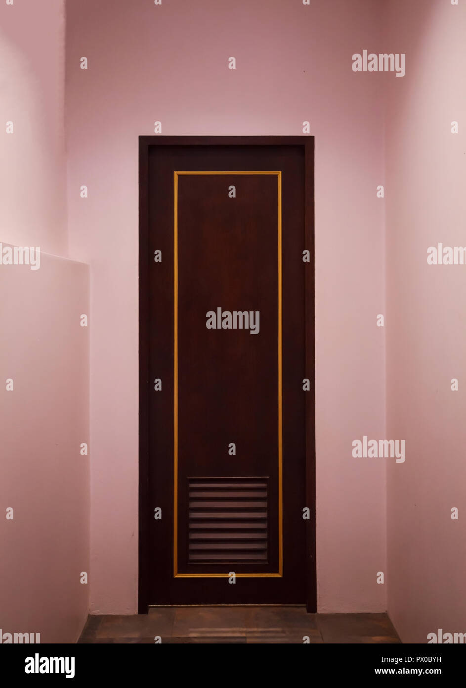 Dark Pink Door Stockfotos Dark Pink Door Bilder Alamy