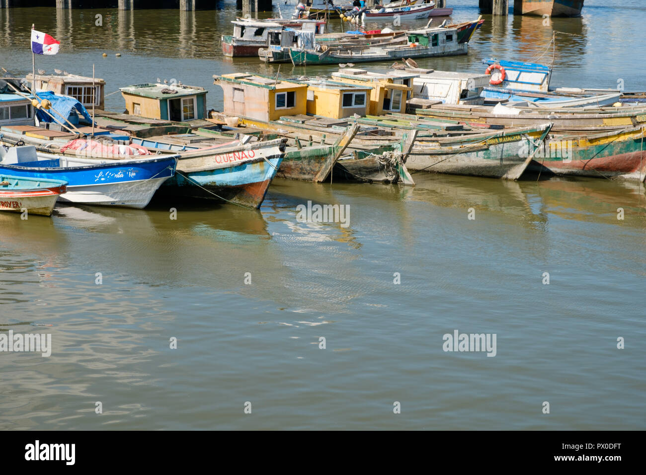 Panama City, Panama - März 2018: Fischerboote in der Nähe von Fischmarkt in Panama City mit Skyline im Hintergrund Stockfoto