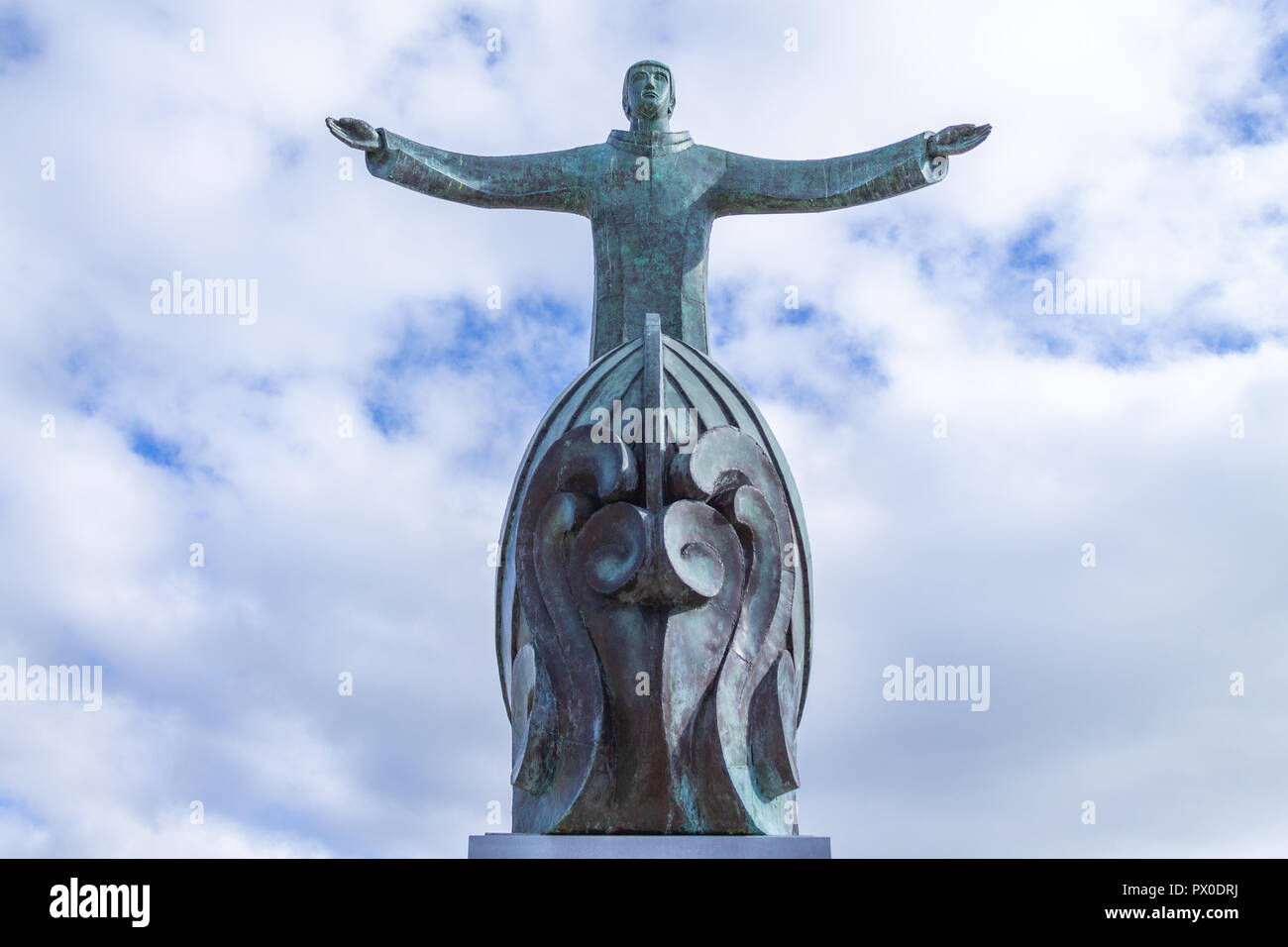 Bronze Statue des heiligen Brendan der Navigator in Wolf tone square Bantry West Cork Irland Stockfoto