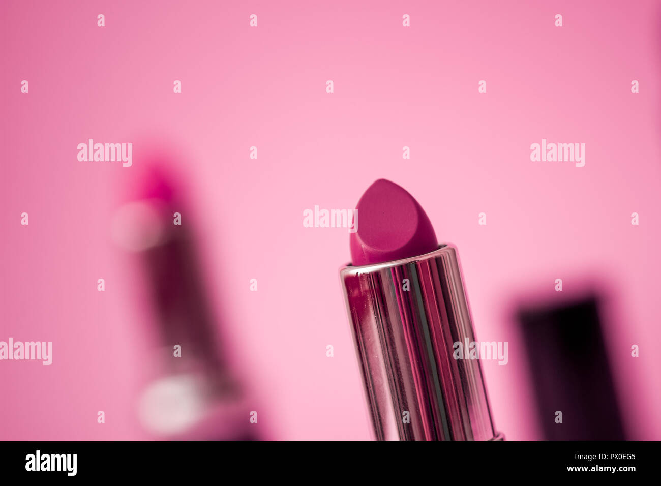 Matt Lippenstifte auf rosa Hintergrund Stockfoto