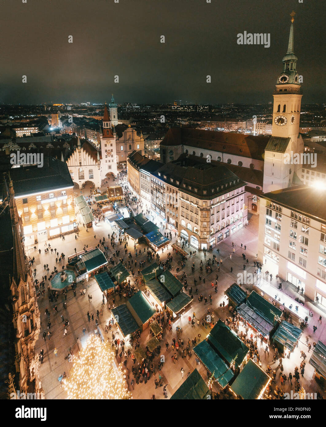 Weihnachten Panorama vom Marienplatz aus Neues Rathaus Rathaus bei Nacht, München, Bayern, Deutschland. Stockfoto