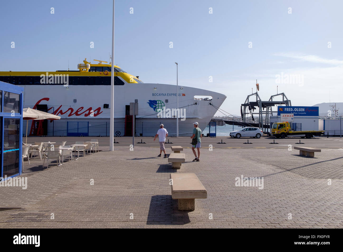 Die Lanzarote - Feurteventura Fähre "bocayna Express", betrieben von Fred Olsen, Lasten bei Puerto de Corralejo vor seiner Rückkehr Segeln nach Playa Blanca. Stockfoto