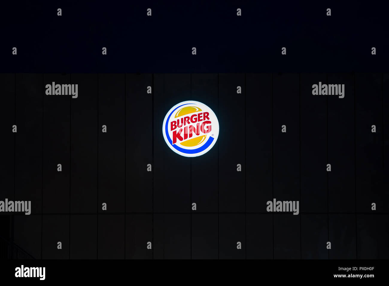 Northampton Großbritannien - 02.Oktober 2018: Night View Burger King runde Logo auf Einkaufszentrum an der Wand. Stockfoto