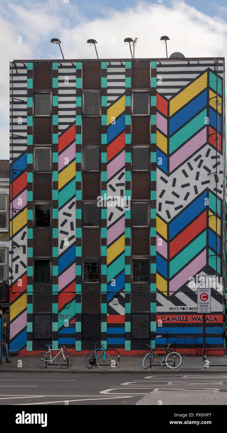 Spleiß Postproduktion Büros, dessen Fassade von Camille Walala, 'Dream Wahr", Old Street, Shoreditch, London, England, Großbritannien Stockfoto