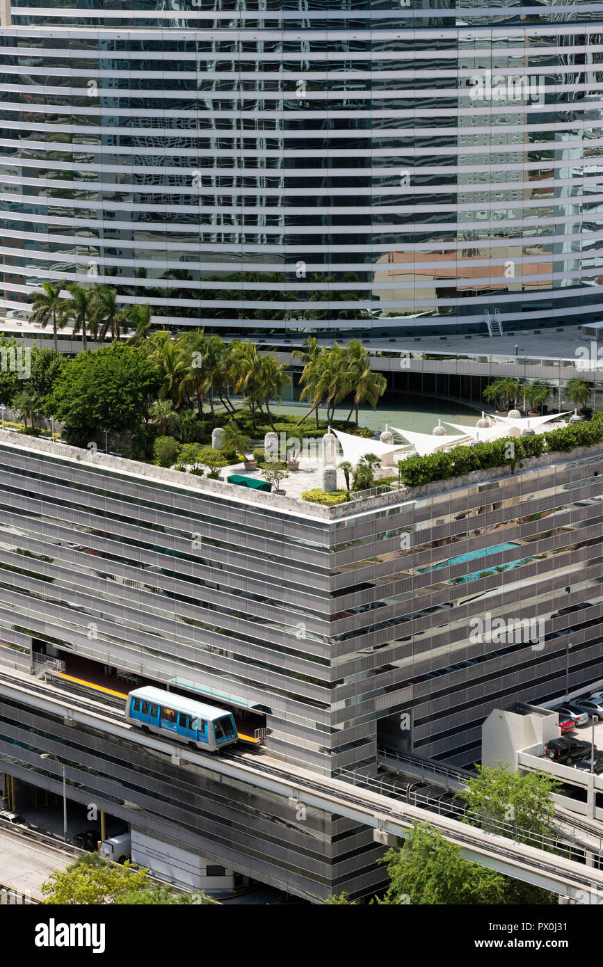Eine hochrangige, in der Nähe Kultur Tag geschossen, während des Sommers von Downtown Miami Bank von Amerika, Florida, USA. 1987 Gebäude abgeschlossen. Stockfoto