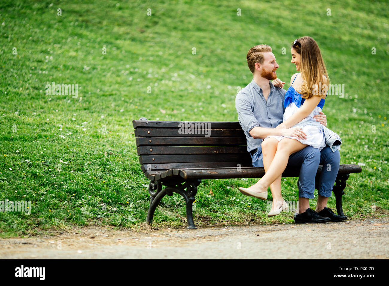 Romantisch zu zweit im park Stockfoto