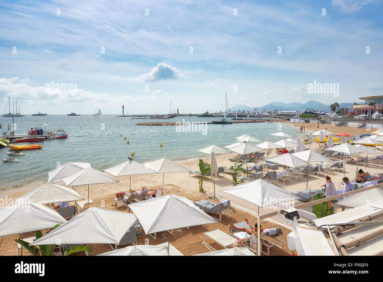 Cannes, Frankreich, 15. September 2018: Der Strand Terrasse vom französischen Restaurant La Plage Berriere Majestic am Strand von Cannes. Stockfoto