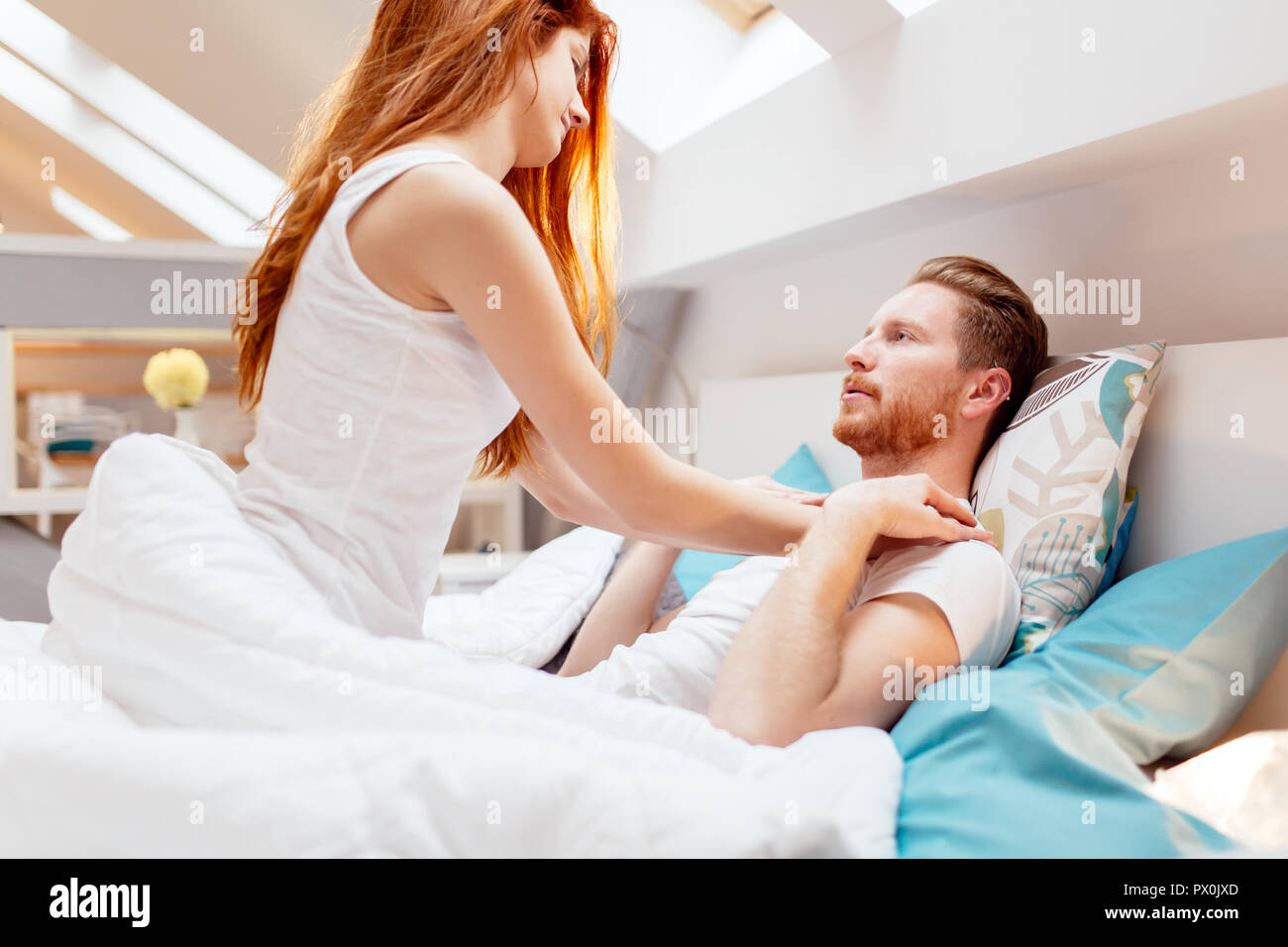 Friedliche Ausschreibung Liebe in den armen Mann Stockfoto