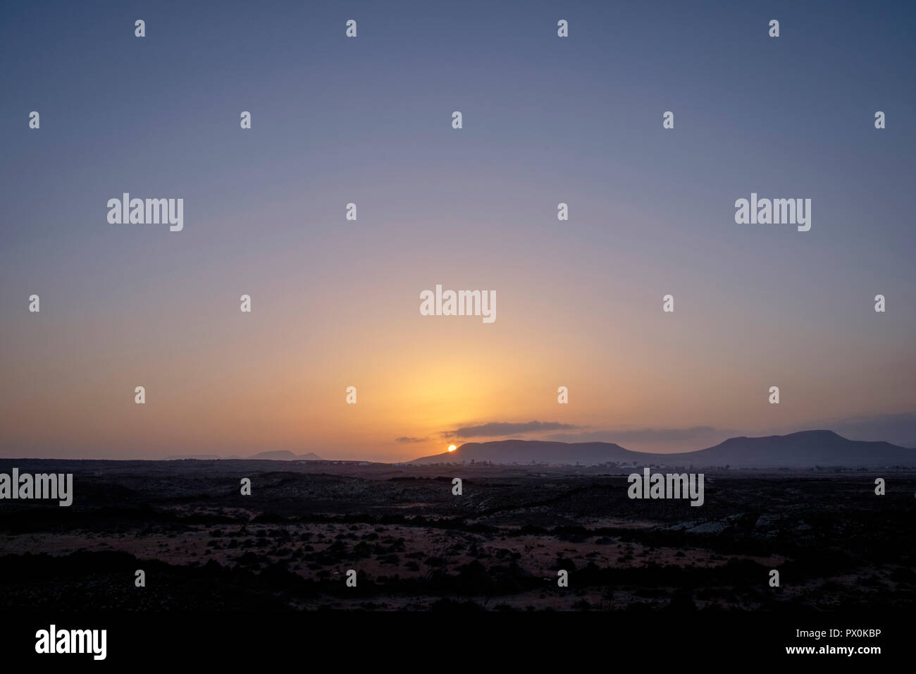 Die Sonne über den Hügeln von Fuerteventura El Cotillo gesehen,, Stockfoto