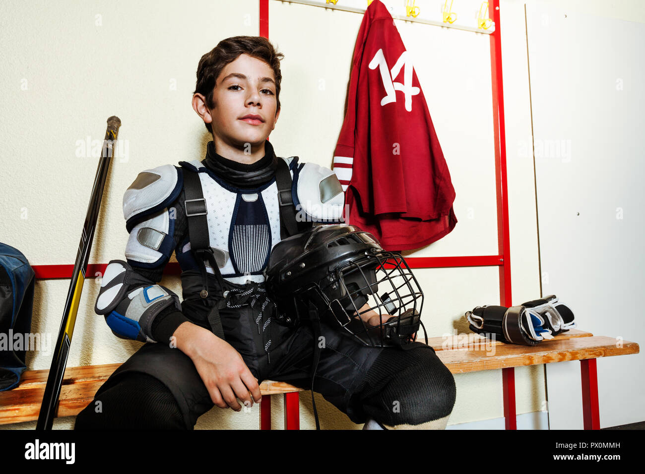 Hockey Player Vorbereitung auf Spiel in der Umkleide Stockfoto