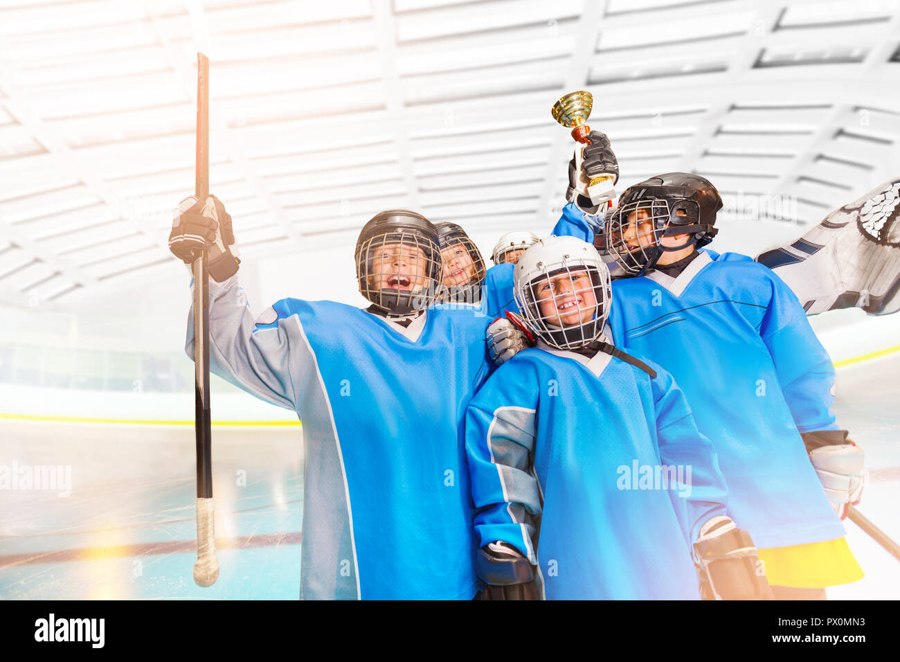 Eishockey Team holding Trophäe über ihren Köpfen Stockfoto