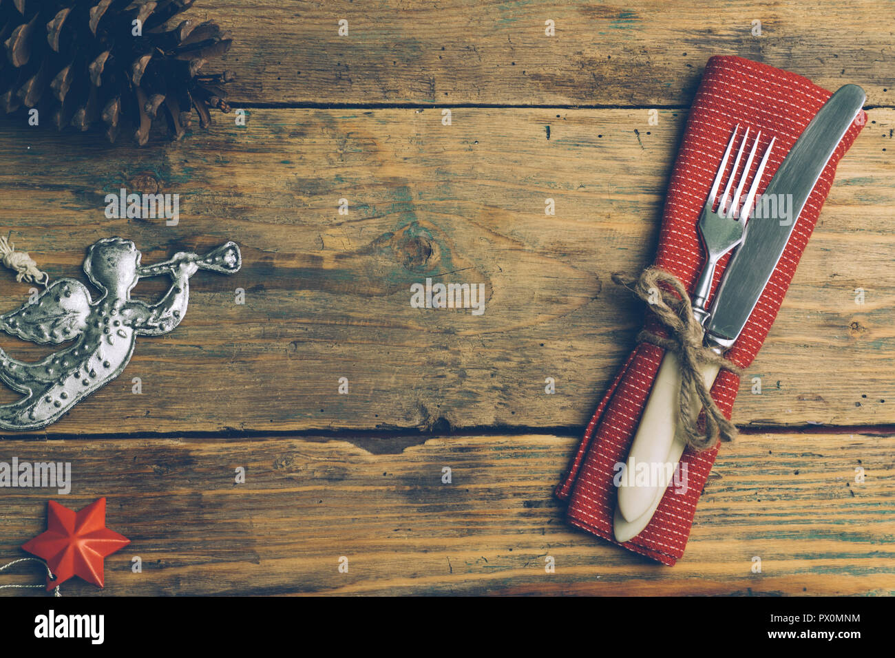 Urlaub Weihnachten Lebensmittel Hintergrund Konzept. Weihnachten und neues Jahr Tabelle mit einem Satz Besteck Messer und Gabel auf einem roten Serviette mit Weihnachtsschmuck Stockfoto