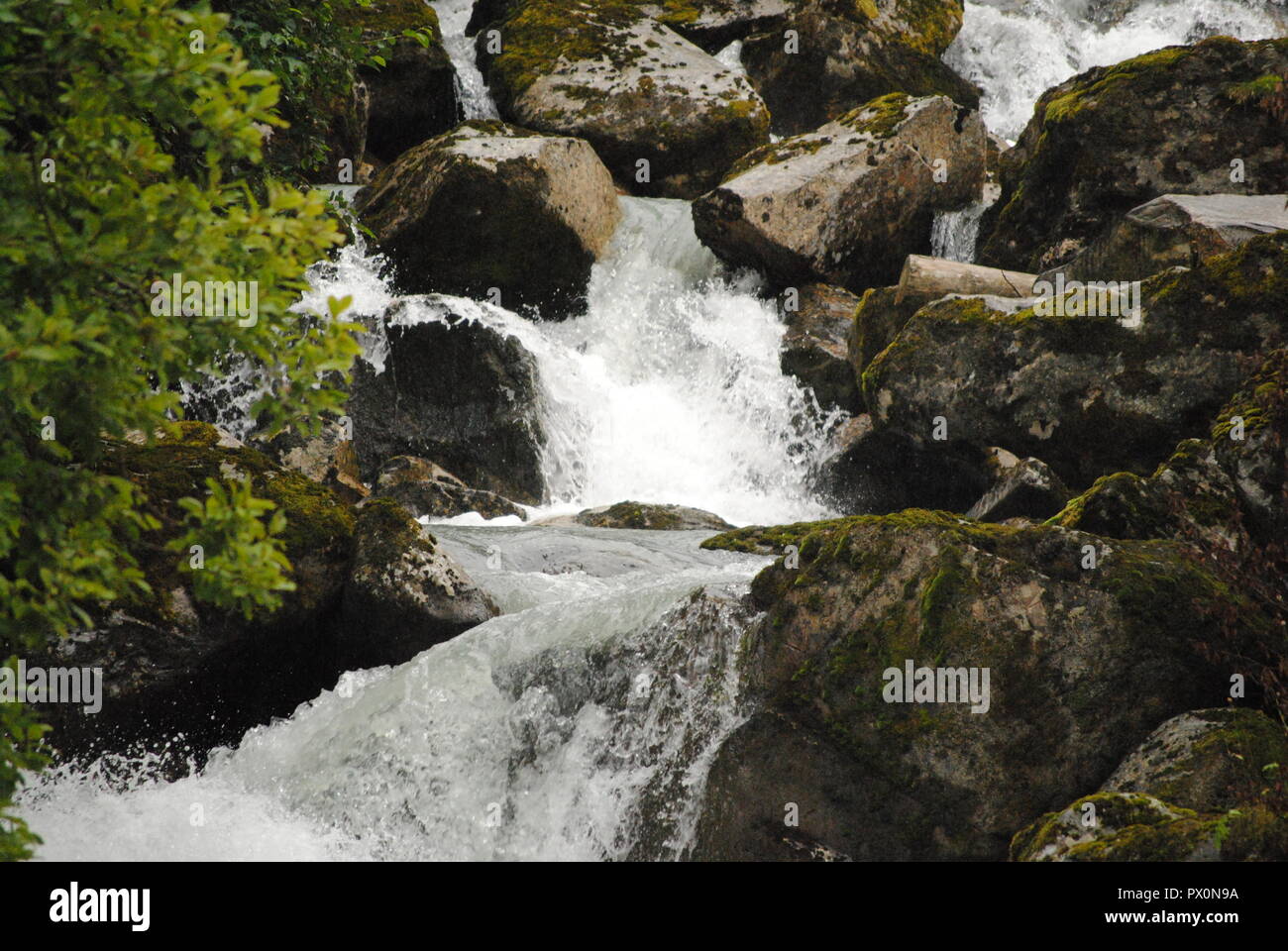 Kleine Wasserfälle über Felsen. Stockfoto