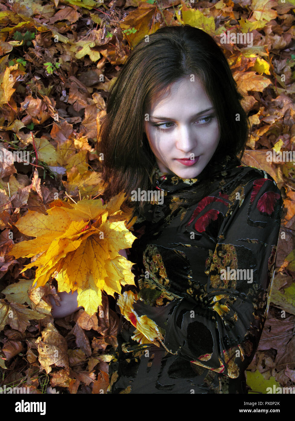 Konzeptionelle Portrait von Junge attraktive Frau im Herbst Park Stockfoto