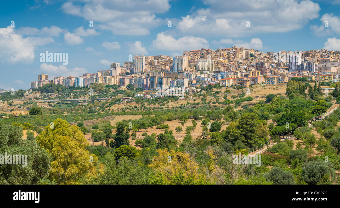 Panoramablick von Agrigento Stadt als vom Tal der Tempel gesehen. Sizilien, Süditalien. Stockfoto