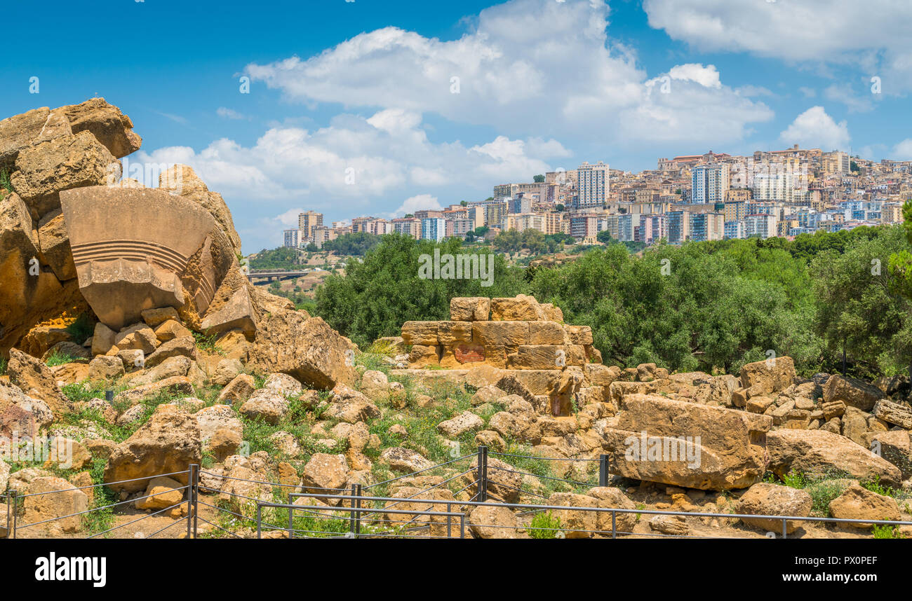 Panoramablick von Agrigento Stadt als vom Tal der Tempel gesehen. Sizilien, Süditalien. Stockfoto