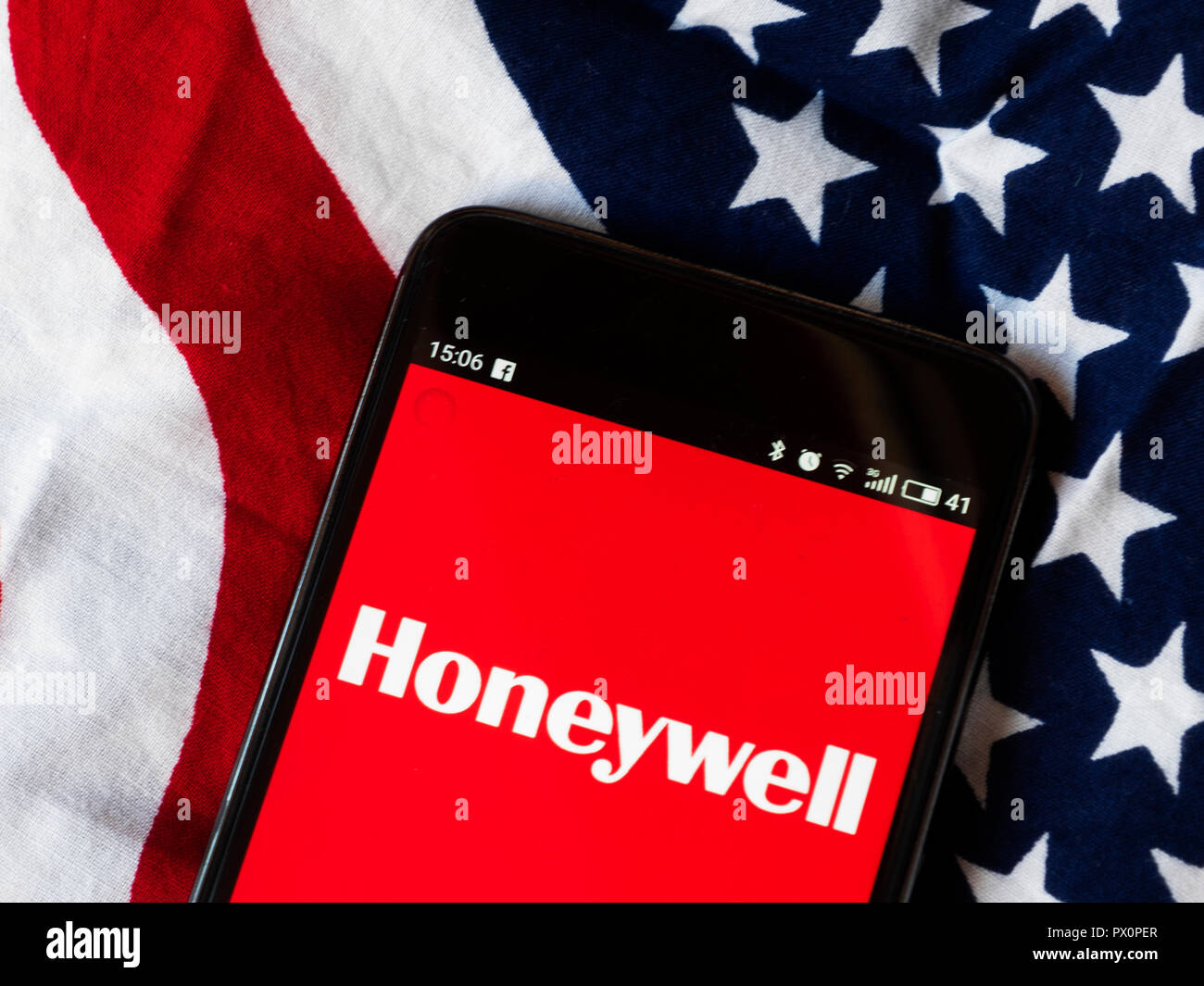 Honeywell Logo auf dem Smartphone angezeigt. Honeywell International Inc. ist eine US-amerikanische multinationale Konglomerat Unternehmen, das eine Vielzahl von Handels- und Konsumgüter, technische Dienstleistungen und Systeme für die Luft- und Raumfahrt für eine Vielzahl von Kunden, von privaten Verbrauchern zu großen Konzernen und Regierungen. Stockfoto