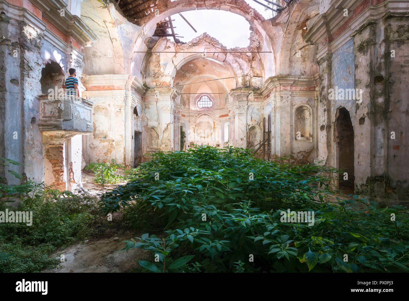 Innenansicht eines verlassenen Kirche in Italien. Stockfoto