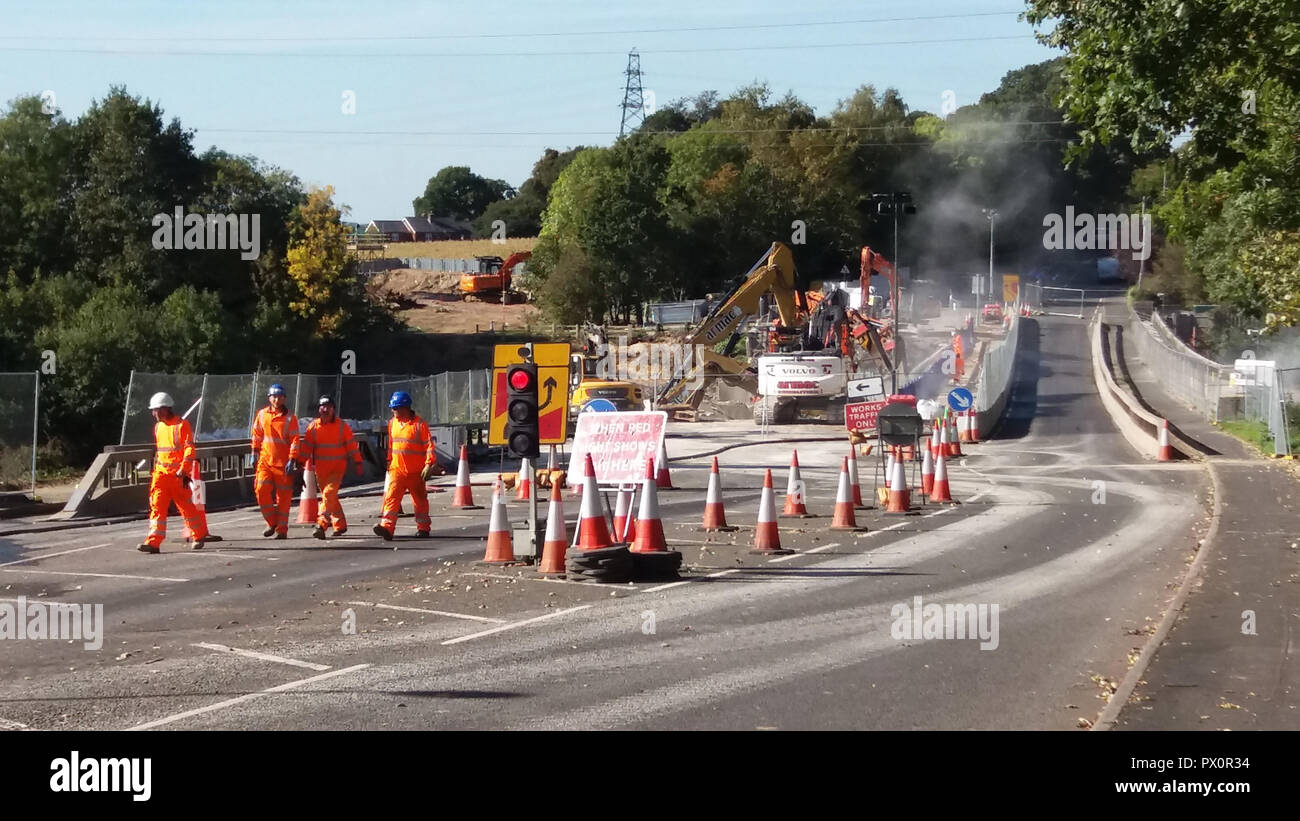 Autobahn M27 geschlossen für Brücke demoltion an Rownhams 2018. Brücke über M27 bei Rownhams abgerissen wurden. Straßensperre. Stockfoto