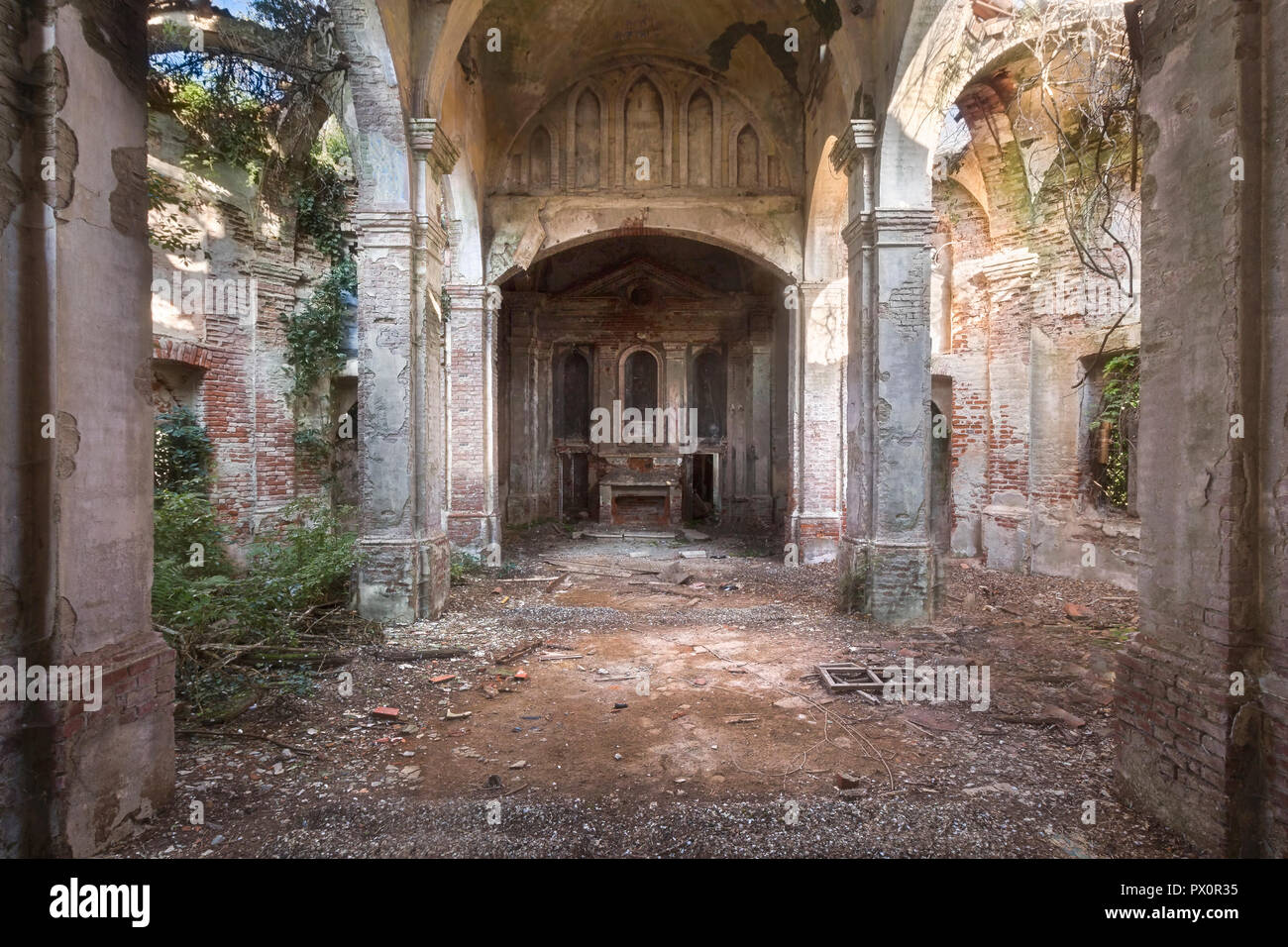 Innenansicht eines verlassenen Kirche in Italien. Stockfoto